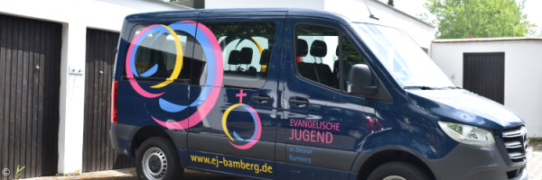 Mercedes Sprinter Bus Dunkelblau mit Logo der evangelischen Jugend Bamberg